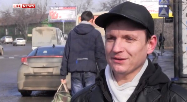 Người đàn ông si tình ôm hoa đợi ở bến xe bus 2 tháng để tìm... tình yêu đích thực