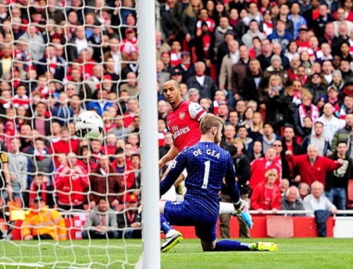 Van Persie ghi bàn, M.U chia điểm với Arsenal trong trận cầu hấp dẫn