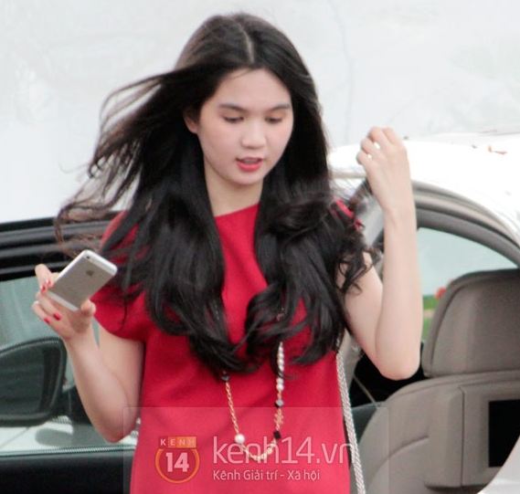 Ngọc Trinh đỏ rực đi 