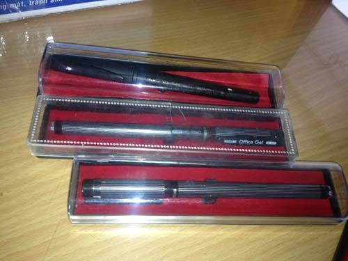 Cận cảnh bút 'phù thủy' bị bắt giữ tại Hà Nội