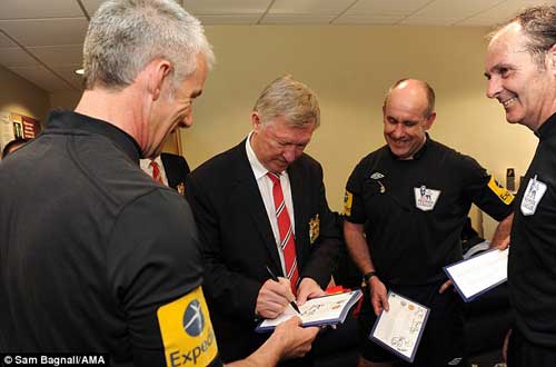 Trọng tài xếp hàng xin chữ ký Sir Alex
