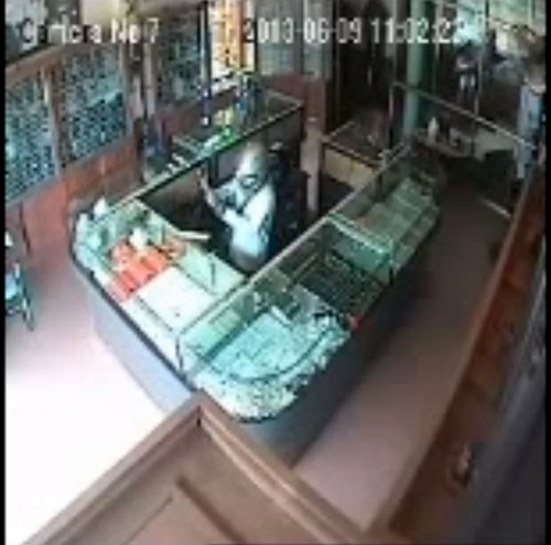 Clip toàn cảnh nổ súng, cướp tiệm vàng ở Thái Nguyên
