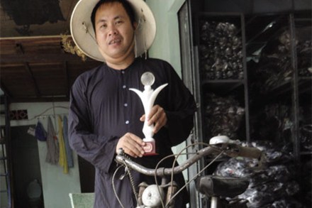 Anh nông dân bỏ ngàn đô chơi xe cổ được công nhận kỷ lục Guinness