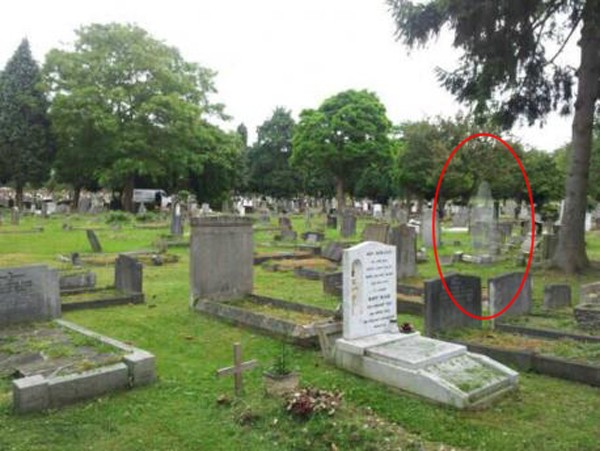 Bóng ma nữ mặc váy xuất hiện ở nghĩa địa giữa ban ngày