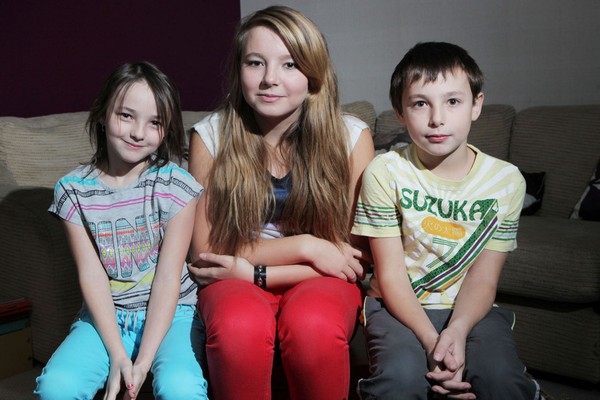 Ly kỳ thế giới của hai em bé nhìn và nói chuyện được với hồn ma