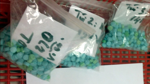 Bắt giữ một Việt kiều mang hơn 2.000 viên ma túy tổng hợp