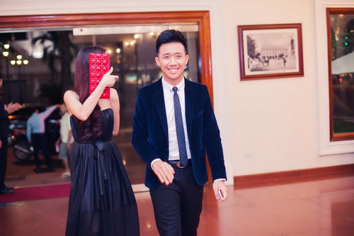 Bạn gái hot girl của Trấn Thành lấy ví che mặt