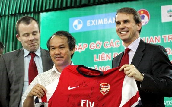 Bầu Đức “bội thu” chứng khoán nhờ Arsenal