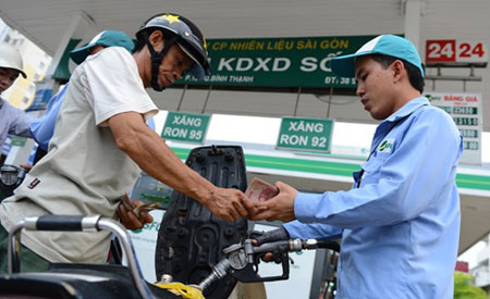 Giá xăng bất ngờ tăng thêm 460 đồng/lít