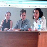 Một tháng của “kẻ phản bội Mỹ” ở sân bay Nga