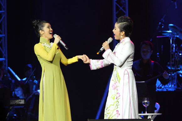 Hồng Nhung, Mỹ Linh tràn cảm xúc với “Người Hà Nội”