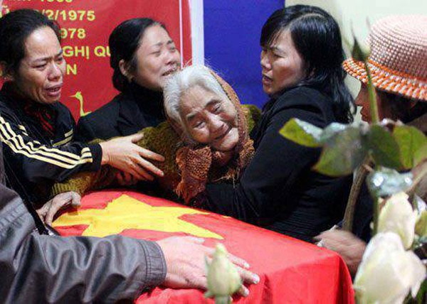 Quặn lòng trước những bức ảnh chạm đáy nỗi đau của người mẹ liệt sĩ