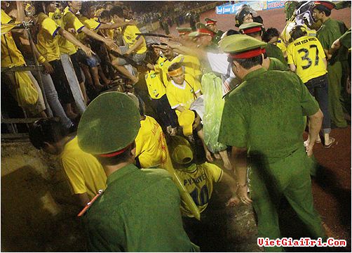 Sân Vinh sập rào ngày Công Vinh khóc chia tay Sông Lam Nghệ An