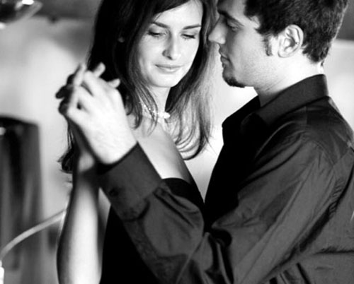 Tôi trân trối nhìn cảnh tượng diễn ra ở phòng khách nhỏ