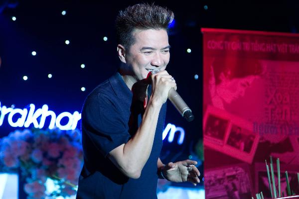 Mr Đàm bán hết hơn 1000 cặp album 'khó vừa cốp xe' ngày ra mắt