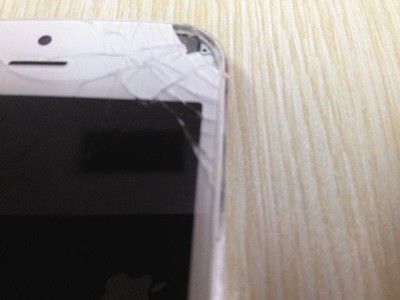 iPhone 5 phát nổ khiến người dùng suýt bị mù mắt