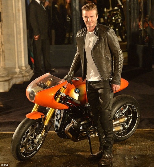 Becks cực phong độ bên cạnh siêu moto BMW