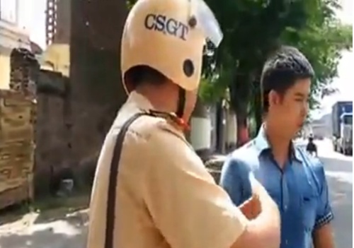 Xôn xao clip CSGT Hải Phòng gặp “thanh niên cứng”