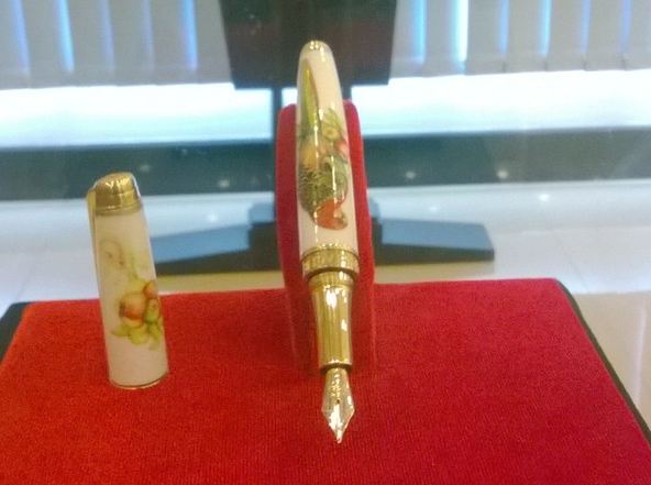 Cây bút giá 100 triệu đồng của Việt Nam