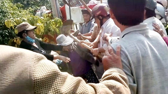 Chánh thanh tra Sở Y tế dùng cuốc bổ đầu một phụ nữ