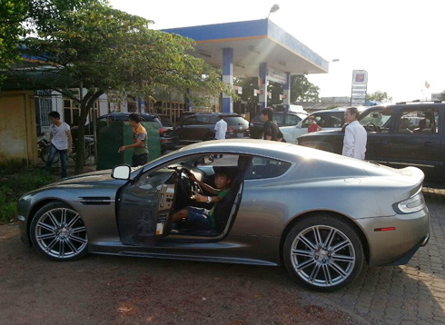 Bộ đôi Aston Martin DBS xuất hiện ở Quảng Ninh
