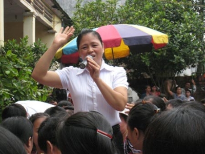 Chữa bệnh nan y bằng... bắt tay, nghe hát