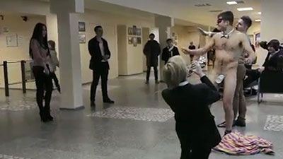 Một sinh viên bị phạt vì nhảy thoát y ngay tại trường đại học