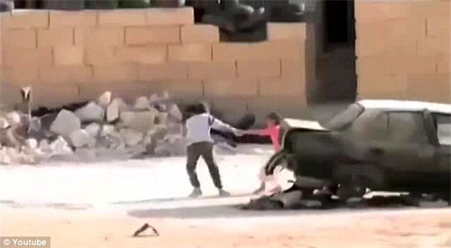 NGƯỠNG MỘ cậu bé dũng cảm băng qua làn đạn cứu bạn gái