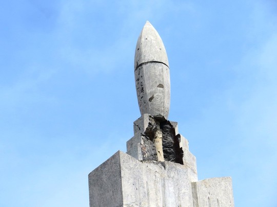 Tượng đài 25 tỉ đồng bị sét đánh vỡ không có cột thu lôi