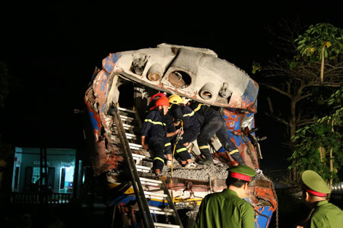 Tàu hỏa đâm đứt đôi ôtô, nhiều toa trật khỏi đường ray