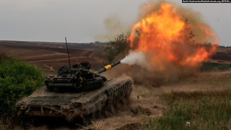 Xe tăng T-90M của Nga dội hỏa lực xóa sổ vị trí tập kết của Ukraine