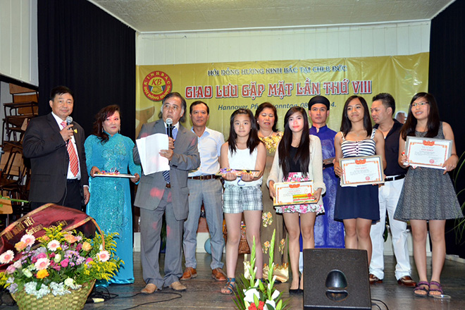 Càng hội nhập, học sinh Việt Nam ở Đức có càng học kém đi?