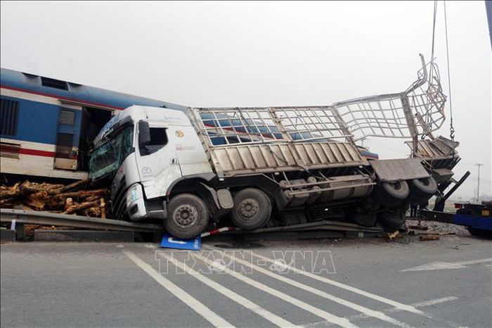 Va chạm với xe chở gỗ, tàu hỏa bị lật đầu máy, văng toa xuống kênh