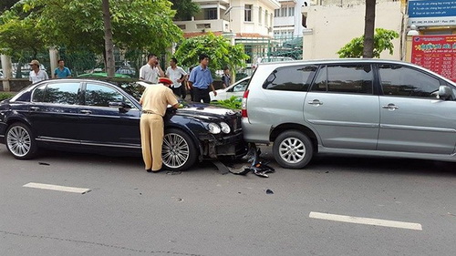 Xế sang Bentley biển tứ quý gặp tai nạn ở TP. HCM