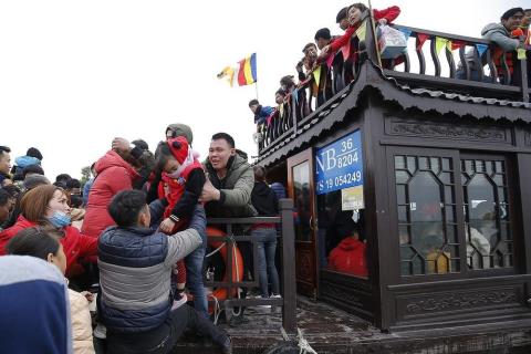 Bát nháo chốn tâm linh: Dịch vụ...chiêm bái?