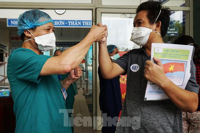 Bất ngờ 'tâm thư' Bệnh viện dã chiến gửi người chiến thắng COVID-19 trước giờ xuất viện