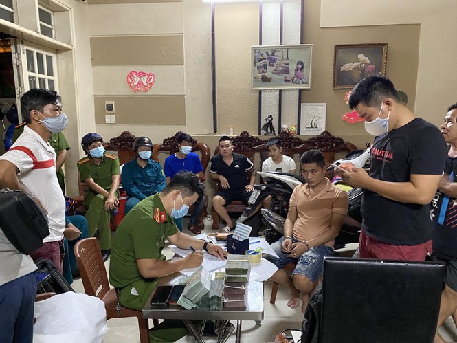Khám xét hơn 30 địa điểm ở nhiều tỉnh thành liên quan đường dây cờ bạc qua mạng