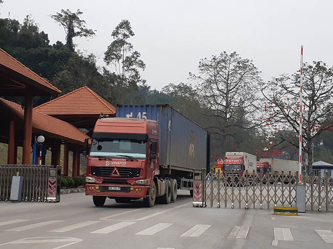 Trung Quốc ngưng nhập trái cây Việt trong khi đưa đều đặn 400 xe/ngày sang Việt Nam