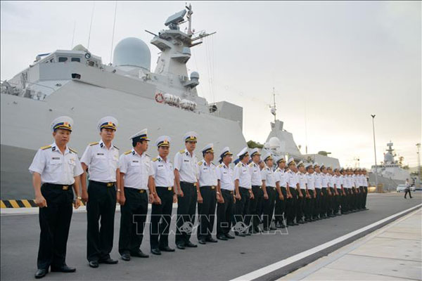 Tàu hộ vệ tên lửa Quang Trung cập cảng Vladivostok