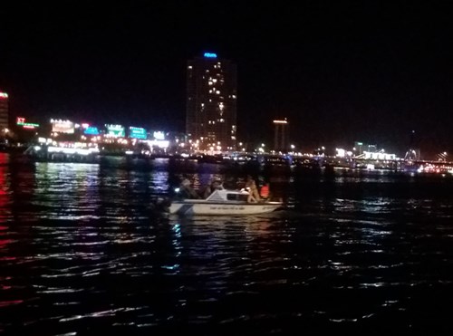 Tàu du lịch lật úp trên sông Hàn, nhiều người mất tích