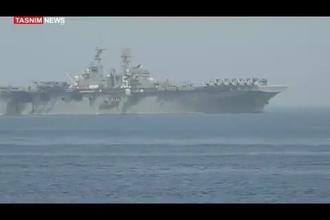 Iran công bố video xuồng cao tốc áp sát tàu sân bay Mỹ ở Eo biển Hormuz