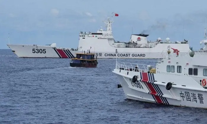 Philippines điều lực lượng giám sát tàu ''quái vật'' của Trung Quốc