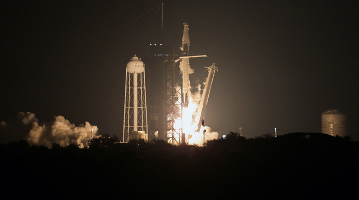 Tàu vũ trụ SpaceX đưa phi hành gia Mỹ, Nga lên ISS