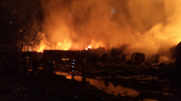 Tàu chở nhiên liệu bốc cháy, hàng ngàn người sơ tán