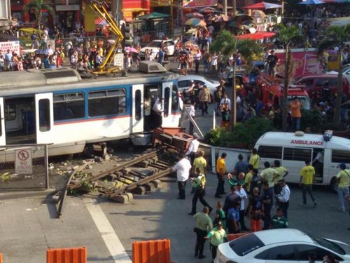 Tàu điện ngầm Philippines lao khỏi rào chắn, nghìn người mắc kẹt