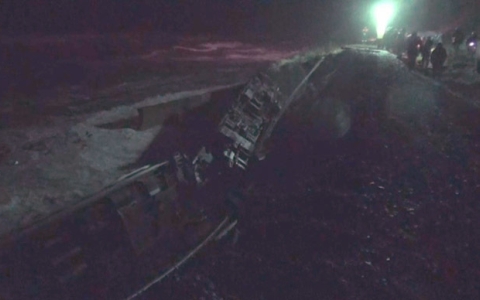 Tàu hỏa trật đường ray, rơi xuống biển ở Sakhalin, Nga