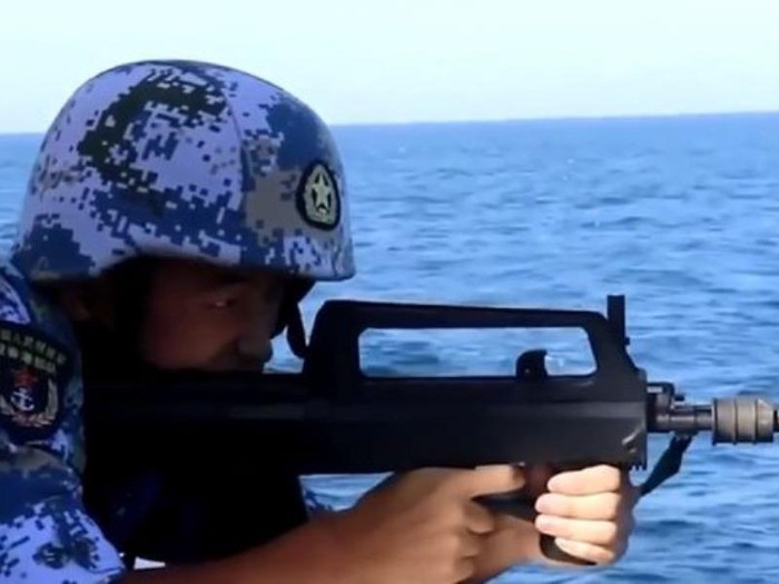 Tàu Trung Quốc đồn trú Hong Kong tập bắn đạn thật ở Biển Đông