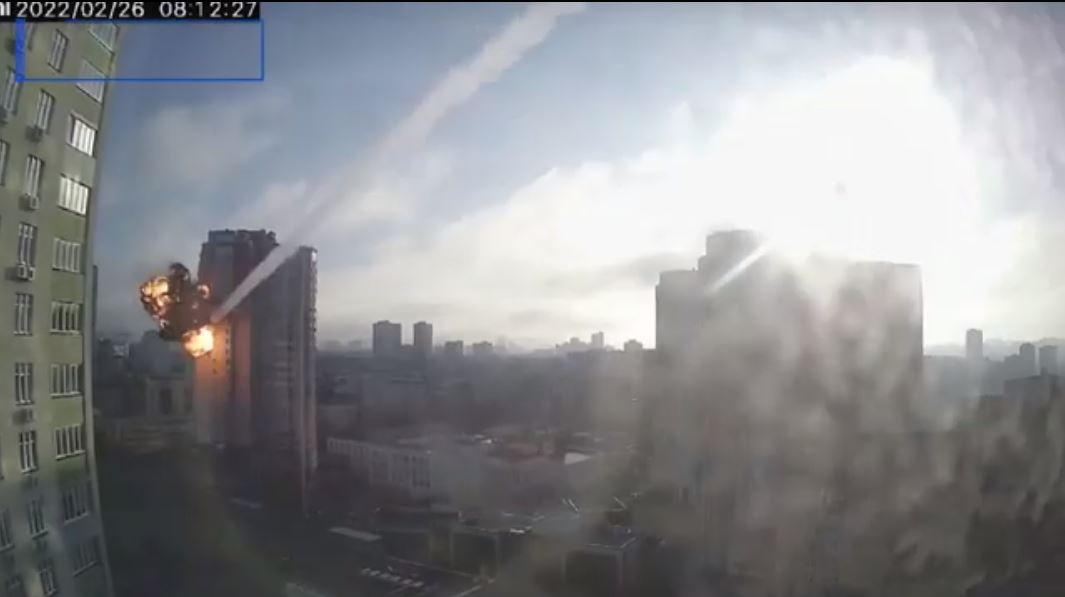 Nga nói chính tên lửa phòng không Ukraine bắn trúng chung cư ở Kiev