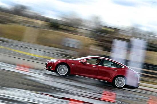 Thử nghiệm xe tự lái Tesla, tài xế tử nạn