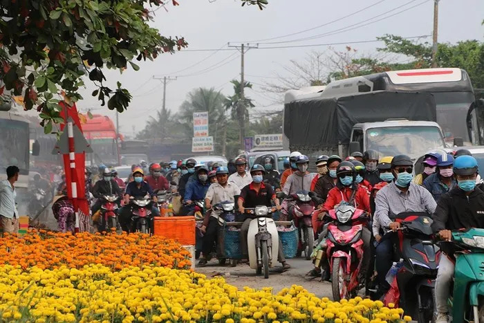 Nhật kí 27 Tết: Ca Covid-19 vẫn tăng, dòng người đổ về quê ăn Tết